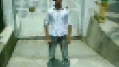 चंचल, नीले अधोवस्त्र में सनी लियोन की सेक्सी पिक्चर फुल एचडी